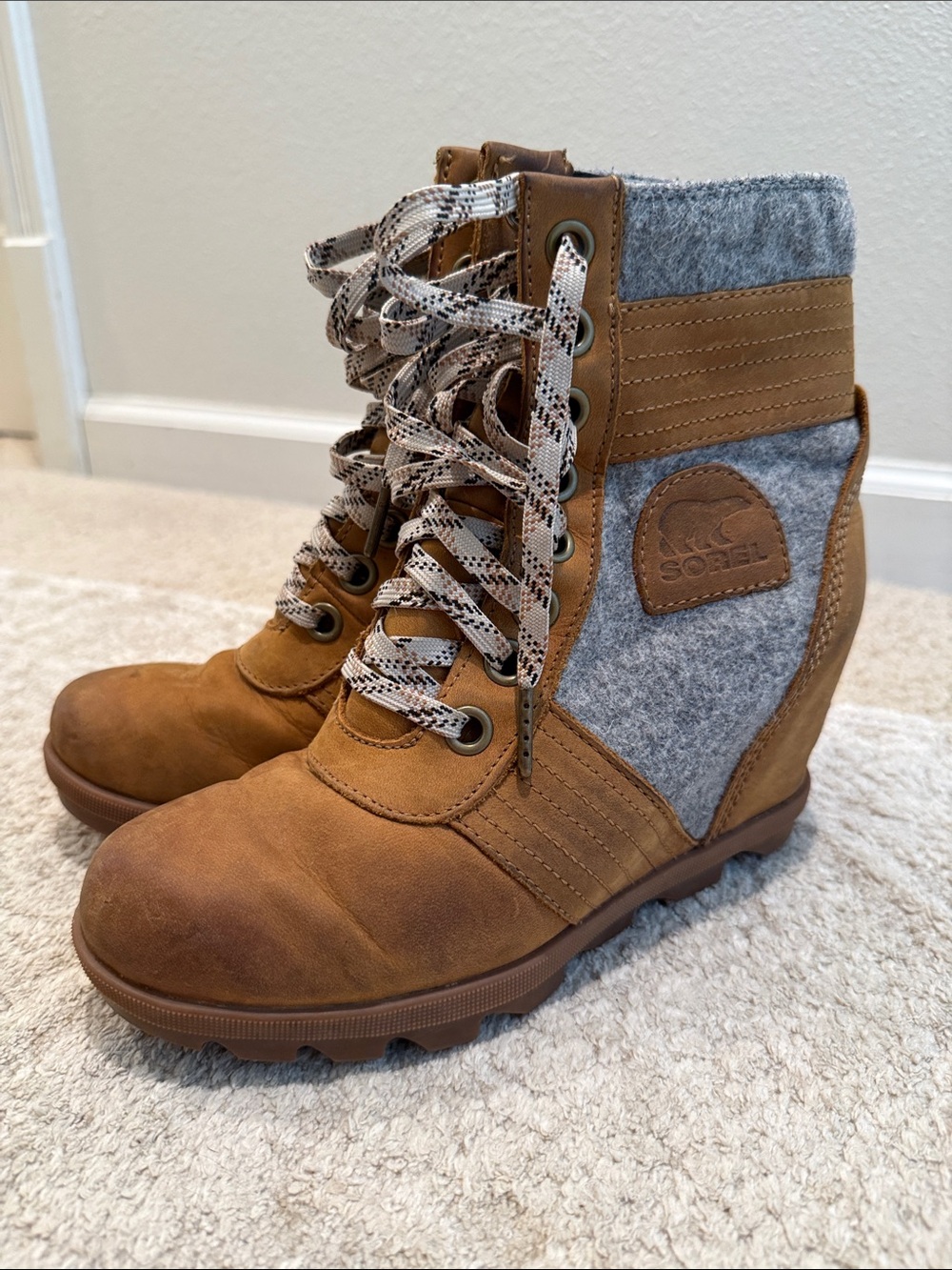 Sorel Joan of Arctic Wedge Lace Up Booties in Camel and Gray Size 7